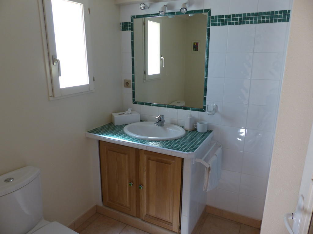 Les Amandiers Bed and Breakfast Calvisson Habitación foto