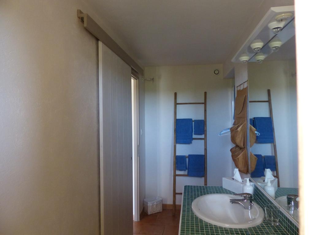 Les Amandiers Bed and Breakfast Calvisson Habitación foto